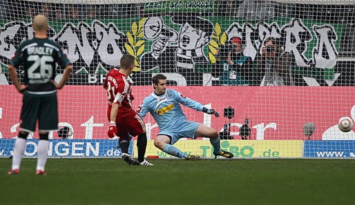 Bastian Schweinsteiger scheitert vom Elfmeterpunkt am Pfosten und verpasst das 3:1 für den FCB