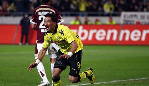 Hannover - Dortmund: 0:4: Lucas Barrios erzielte in der 72. Minute den zweiten Treffer für Dortmund. Der Jubellauf brachte ihn am Ende die Gelbe Karte ein