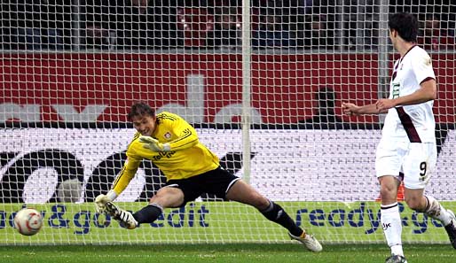 Leverkusen - Kaiserslautern 3:1: Die Hausherren brauchten lange um den Aufsteiger aus der Pfalz in den Griff zu bekommen. Hier streckt sich Rene Adler vergeblich: 0:1