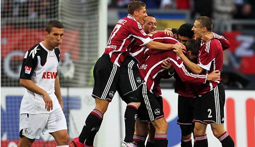 Die einen feiern, die anderen trauen: Lukas Podolski will nicht hinschauen wie Nürnberg jubelt