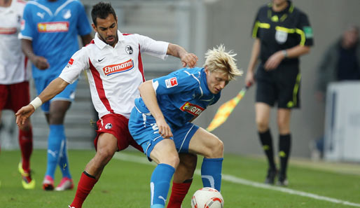 Hinterteil raus und Ball verteidigen: Andreas Beck (r.) schirmt die Kugel gegen Freiburgs Abdessadki erfolgreich ab