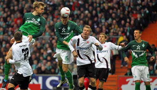 Werder Bremen - Eintracht Frankfurt 0:0: Wer ist der Herr der Lüfte, scheint Per Mertesacker zu fragen - und gibt sich die Antwort gleich selbst