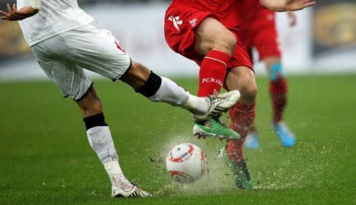1. FC Köln - Borussia Mönchengladbach 0:4: Die Partie in Köln war von Beginn an eine große Wasserschlacht
