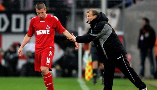 Köln-Coach Schaefer mit einer Streicheleinheit für FC-Idol Podolski - bringen sollte es nichts