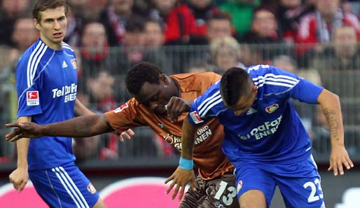 FC St. Pauli - Bayer Leverkusen 0:1: Ja wo ist er denn, der Ball? Vidal (r.) und Asamoah suchen gemeinsam die Kugel
