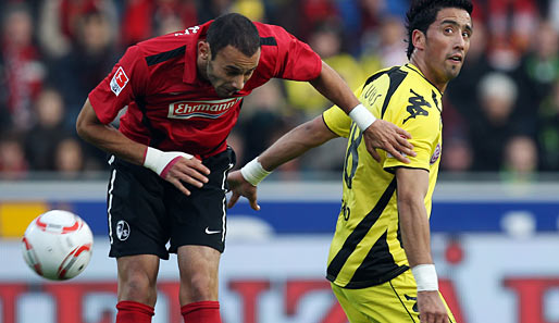 SC Freiburg - Borussia Dortmund 1:2: Interessante Kopfball-Technik von Ömer Toprak - findet auch Luca Barrios