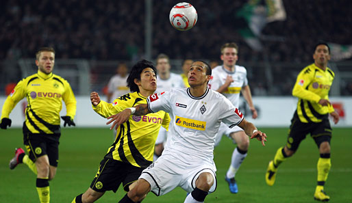 Dortmund - Gladbach 4:1: Gladbach geht durch Marco Reus in Führung, aber der BVB, angetrieben von Shinji Kagawa (l.), kontrolliert das komplette Spiel