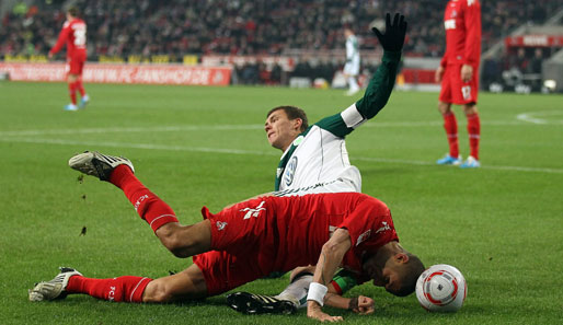 Köln - Wolfsburg 1:1: Nichts für Ästheten. Fußballerisch gab's in Köln kaum Highlights - Edin Dzeko und Youssef Mohamad (vorne) im Kampf um den Ball