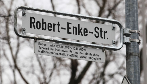 Am 10. November 2009 nahm sich Robert Enke das Leben. Im Januar 2011 wurde eine Straße in Hannover nach ihm benannt.