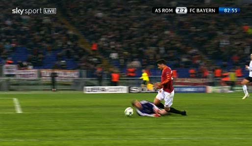 ...Der Bayern-Keeper kommt nicht mehr rechtzeitig an den Ball und fährt Borriello in die Beine...