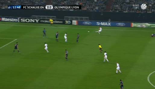 FC Schalke 04 - Olympique Lyon, 13. Spielminute: Höwedes leitet einen Schalker Angriff mit einer Flanke aus dem rechten Halbfeld ein