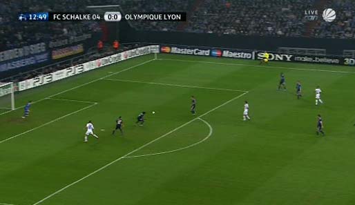Der Ball des Schalker Verteidigers segelt in die Mitte, wo Lyon eigentlich nur rausköpfen muss