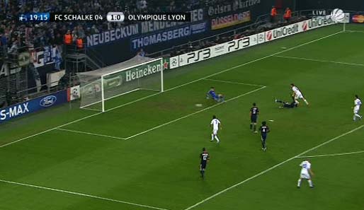 Lloris ist geschlagen und Huntelaar holt schon einmal zum Torjubel aus. Schalke führt mit 2:0