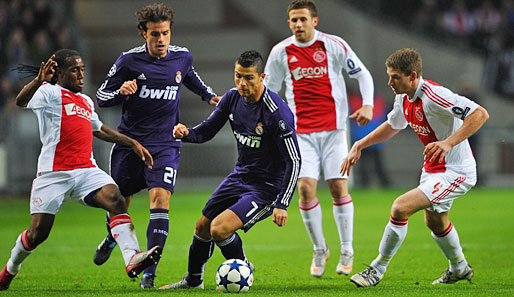 Amsterdam - Real 0:4: Hohe Kunst von Superstar Cristiano Ronaldo. Er nahm es gleich mit der ganzen Ajax-Abwehr auf