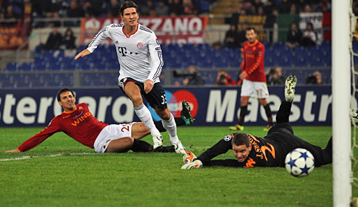 Hier der zweite Treffer von Gomez. Er guckt den Torhüter der Roma sehr gut aus. Am Ende konnte er sich für seine Tore aber nichts mehr kaufen