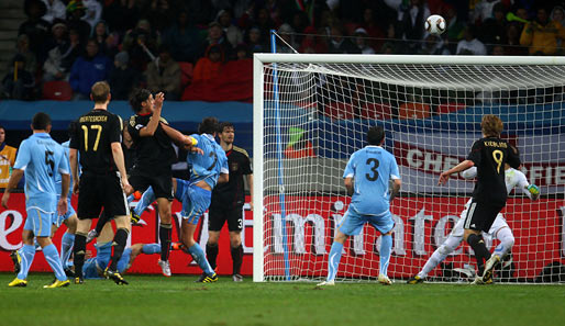 Dann halt Dritter! Sami Khedira köpft in einer sehr unterhaltsamen Partie gegen die tollen Uruguayer zum 3:2-Endstand ein