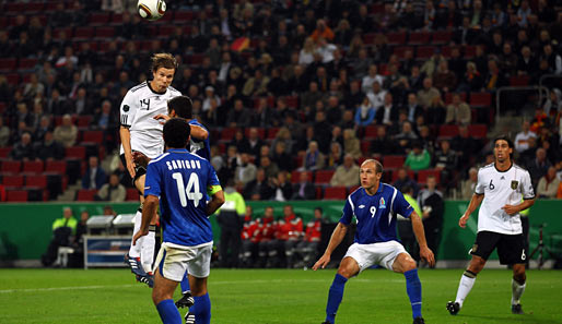 Die deutsche Nationalmannschaft ist wieder zuhause. Am 7.9. gibt's in Köln ein 6:1 gegen Aserbaidschan. Badstuber köpft zum 5:1 ein
