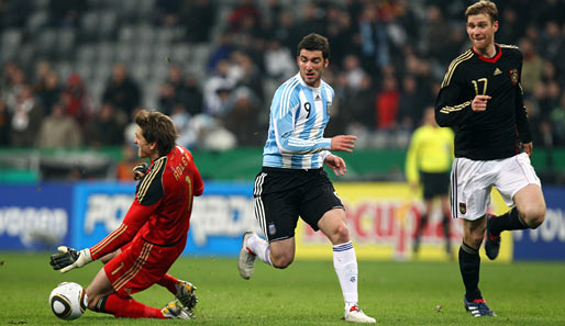 Die Gäste aus Argentinien gewannen mit 1:0 durch ein Tor von Gonzalo Higuain (M.). Prima Start, also ehrlich...