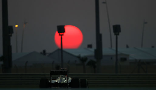 Gibt es eine schönere Kulisse für ein Qualifying? Michael Schumacher fährt in Richtung "Sunset Abu Dhabi"