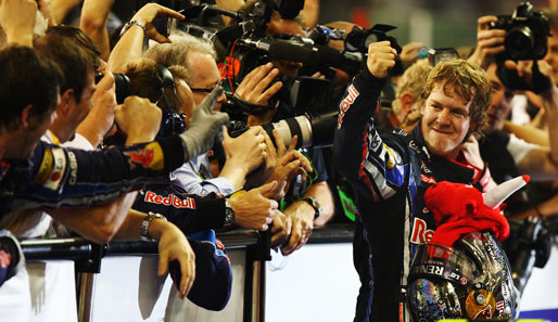 Kurz nach dem Rennen in Abu Dhabi: Sebastian Vettel zeigt der ganzen Welt die Siegerfaust