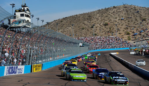 Carl Edwards im Ford führt die Fahrergruppe der NASCAR-Sprint-Cup-Series an. Das Rennen der Kobalt Tools 500 fand im US-Bundesstaat Arizona statt