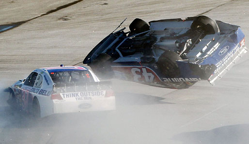 A.J. Allmendinger kommt beim NASCAR Sprint Cup in seinem Ford angeflogen. Nach diesem hollywoodreifen Crash wurde das Rennen eingefroren