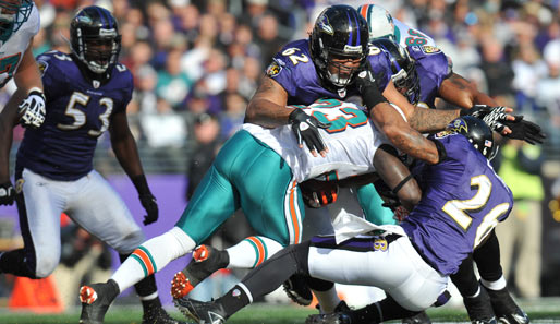 Baltimore Ravens - Miami Dolphins 26:10: Baltimores Terrence Cody (M.) tackelt Dolphins-Running-Back Ronnie Brown
