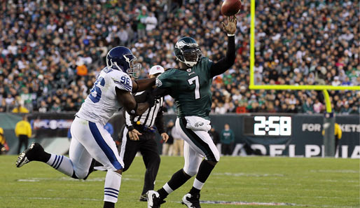 Philadelphia Eagles - Indianapolis Colts 26:24: Eagles-Quarterback Michael Vick (r.) führt die Eagles bei seinem Comeback zum Sieg