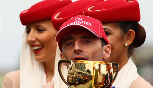 In bezaubernder Begleitung: Gerald Mosse feiert seinen Sieg beim Emirates Melbourne Cup in Australien