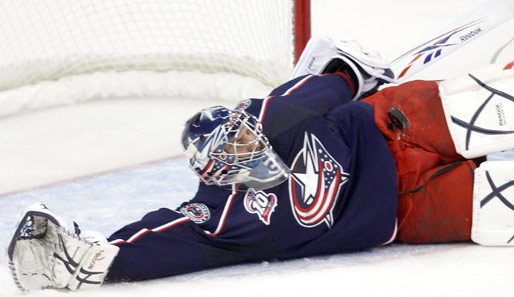 NHL-Keeper Mathieu Garon bei einem seiner 29 Saves. Sein Kasten bleibt beim 3:0 Sieg der Columbus Blue Jackets über die Montreal Canadiens sauber