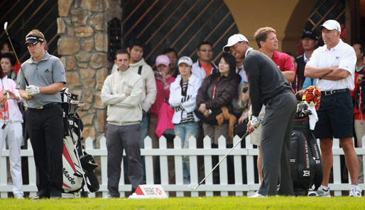 Ein entspannter Tiger Woods mit Golferkollegen beim Aufwärmen während der HSBC Champions. Konkurrent Lee Westwood (l.) nimmt das Ganze scheinbar etwas ernster