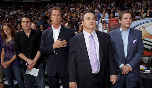 Auch Arnold Schwarzenegger (M.) sah sich mit den Bossen der Sacramento Kings, den Maloof-Brüdern, das Spiel von Bryant & Co in der ARCO-Arena an