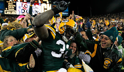 Kollektive Freude! Brandon Jackson feiert mit den Fans der Green Bay Packers den dritten NFL-Sieg in Folge. Die Packers siegten gegen die Dallas Cowboys mit 45:7