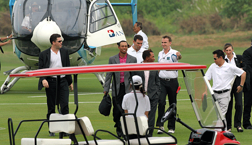 Vom Helikopter direkt in den Golfwagen: Tiger Woods wird im thailändischen Chonburi beim World Golf Salutes King empfangen