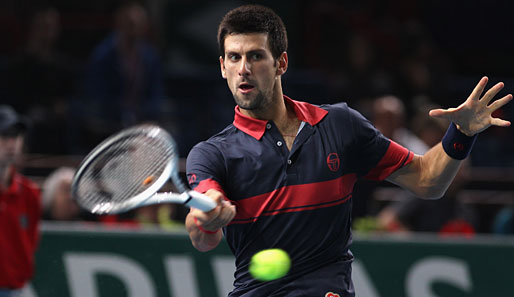 Der Serbe Novak Djokovic schlägt andächtig eine Vorhand beim ATP-Turnier in Paris. Geschehen im Spiel gegen Michael Llodra