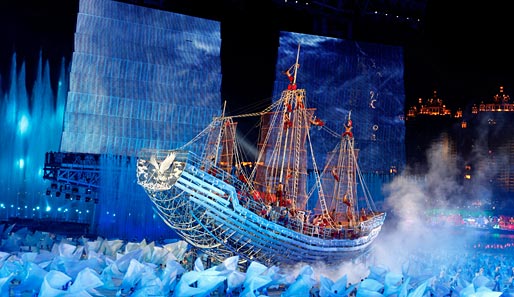 Nein, hier sticht nicht etwa die Rostocker Hansa-Kogge in See, sondern ein mit Tänzern bestücktes Schiff bei der pompösen Eröffnungsfeier der Asia Games in China