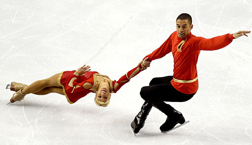 Die deutschen Eiskunstläufer Aliona Savchenko (l.) und Robin Szolkowy bestechen in ihrem Star Trek-Outfit und einem eingemeißelten Grinsen beim Skate-America