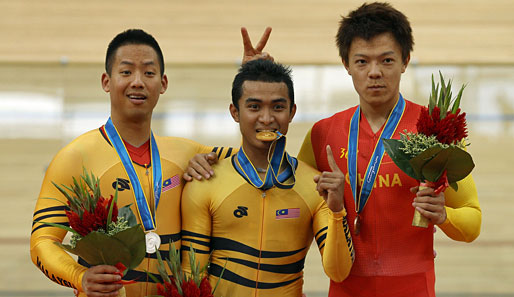 Asian Games: Bahnradfahrer Josiah Ng (l.) bringt den Klassiker - die Hasenohren. Seinem malayischen Landsmann Azizulhasni Awang (M.) wird's recht sein: Er holte Gold