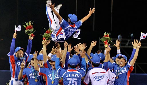 Südkoreas Baseballteam feiert seinen Trainer Bum Hyon Cho. Mit Recht: Seine Truppe holte bei den Asian Games in China Gold gegen den Gastgeber