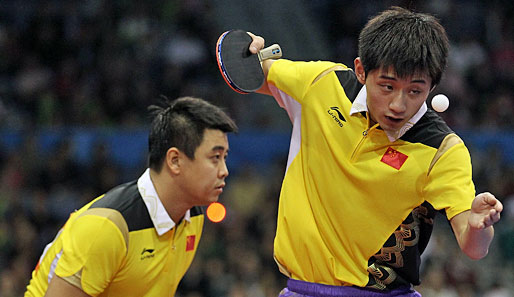 Asian Games: Jike Zhang (r.) aus China hat die Qual der Wahl - schlägt er nun den gelben oder den weißen Ball? Hier deutet alles auf Option zwei hin