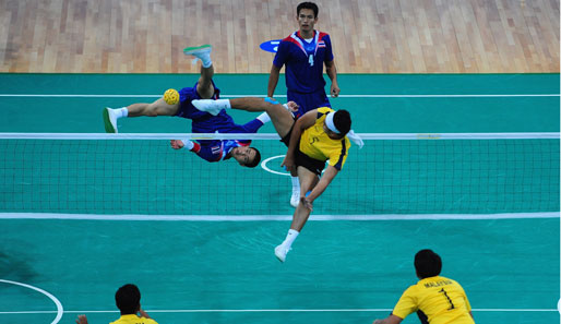 Autsch! Der Thailänder Ponchai Kaokaew (der kopfüber fallende Herr in der Mitte) gibt im Sepak-Takraw-Finale gegen Malaysia bei den Asien-Spielen alles