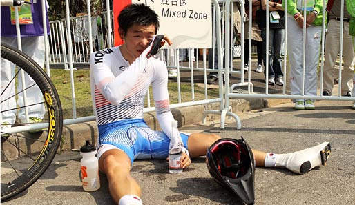 Nein, Hyeongmin Choe bettelt nicht um ein paar Won. Der Südkoreaner zelebriert seinen Sieg beim Triathlon-Zeitfahren, ist doch offensichtlich!