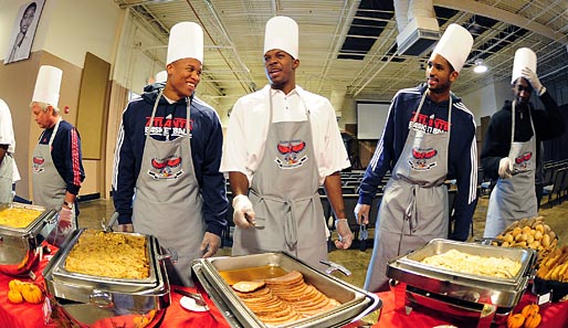 Diese Männer sehen immerhin für einen guten Zweck doof aus: Mo Evans, Joe Johnson und Al Horford (v. l. n. r.) von den Atlanta Hawks