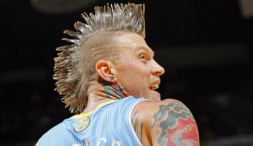 NBA: Punk's not dead! Chris Anderson von den Denver Nuggets hat eine ganze Menge Gel und im Verhältnis dazu eher wenig Haare auf der Birne. Aber: Die Frisur hält!