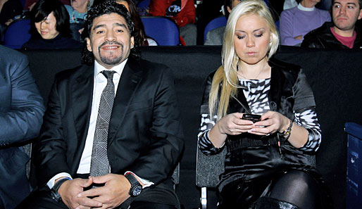 ATP World Tour Finals: Während Diego Maradona das Match zwischen Federer und Murray sichtlich genießt, zockt Freundin Veronica Ojeda lieber eine Runde Tetris auf dem Handy