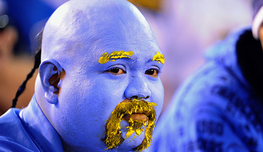 NFL: Blue Man Group meets Sumo. Dieser Chargers-Fan ist ein absoluter Hingucker. Der traurige Blick des Herren täuscht: Sein Team schlug die Broncos mit 35:14