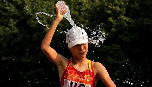 Asian Games: Einmal Dusche zum Mitnehmen bitte! Beim heißen 20-Kilometer-Gehen durchaus eine nachvollziehbare Bestellung, die Chinas Yanfei Li aufgab