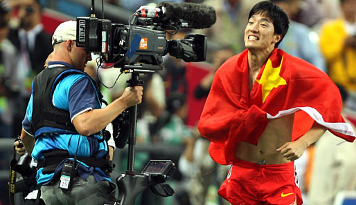 Asian Games: Der Gewinn der Goldmedaille veranlasst Hürdenläufer Liu Xiang dazu, sein bestens geputztes Gebiss bedenklich nah vor die Linse zu halten