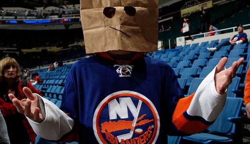 Ein Spiel zum Eintüten? Von wegen! Mit 2:0 schlagen die New York Islanders die New Jersey Devils. Die Maskerade vor dem Spiel hätte es also nicht gebraucht
