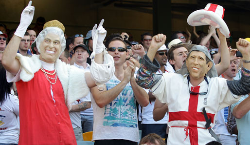 Bei den Cricket-Vorbereitungen in Brisbane zeigen sich die englischen Fans von ihrer königlichen Seite